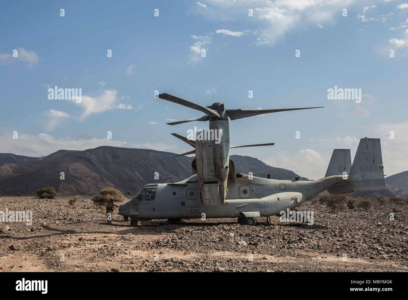 ARTA, Dschibuti (April 2, 2018) eine US Marine Corps MV-22 B zugewiesen zu Marine Medium Tiltrotor Squadron (VMM) 162 (verstärkt), 26 Marine Expeditionary Unit, in Arta, Dschibuti geparkt ist, während Alligator Dolch, 2. April 2018. Von Naval Amphibious Force, Task Force 51/5 th Marine Expeditionary Brigade, Alligator Dolch Led integriert die US Navy und Marine Corps Vermögenswerte zu üben und eine Reihe von kritischen Funktionen für US Central Command sowohl über Wasser und an Land Stabilität und Sicherheit in der Region zu fördern. Stockfoto