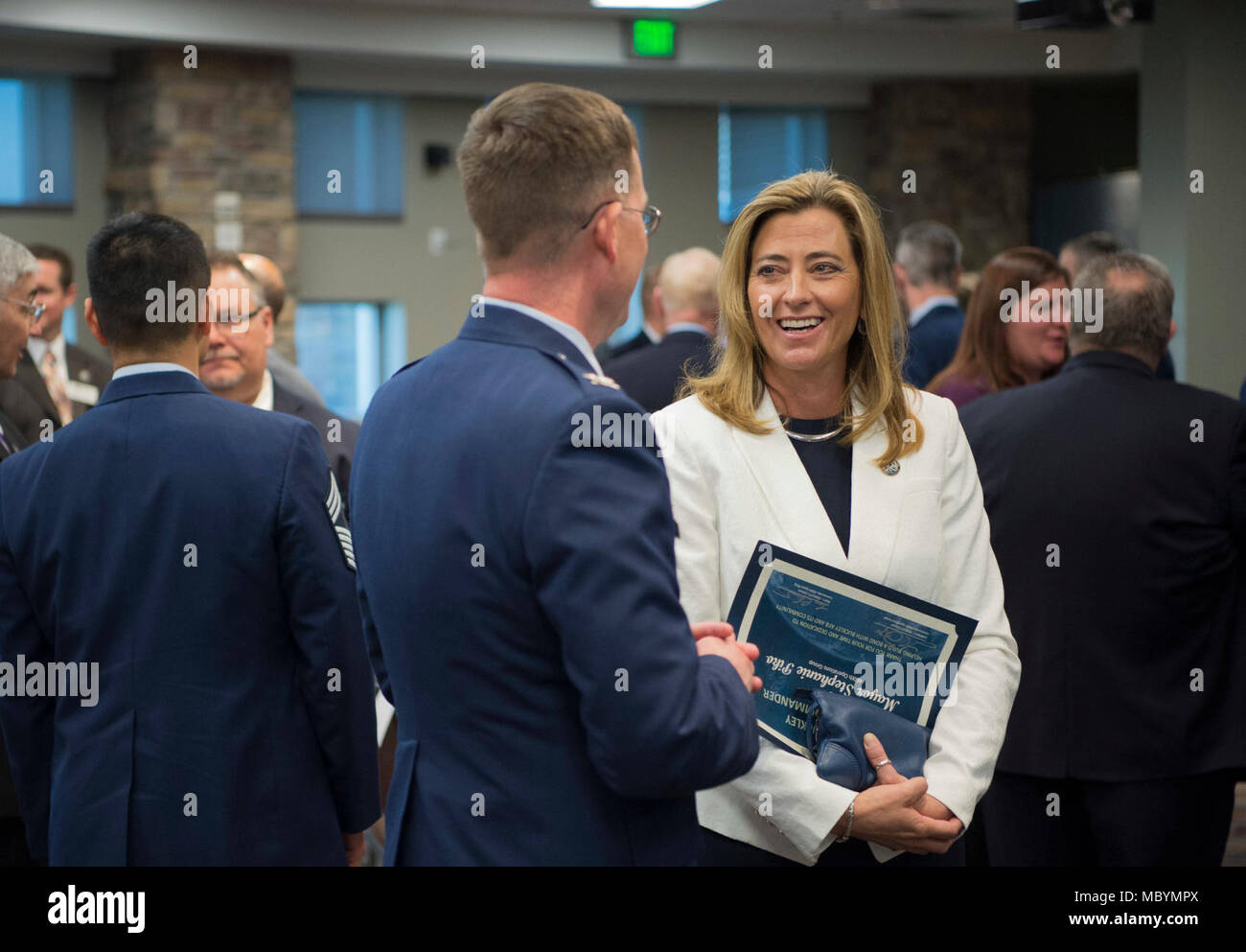 Stephanie Piko, Stadt Centennial Bürgermeister, braucht Zeit, mit Kol. Shawn Thompson, 460Th Mission Support Group Commander, nachdem Der honorary Commander Induktion Zeremonie am 3. April 2017 auf Buckley Air Force, Colorado zu sprechen. Zweck der Buckley AFB Honorary Commander's Programm ist die gemeinsamen Interessen zwischen zivilen und militärischen Leben zu identifizieren, und zielt darauf ab, die Bemühungen der Gemeinschaft zu unterstützen und zusammen zu arbeiten, um gemeinsame Probleme zu lösen. Stockfoto