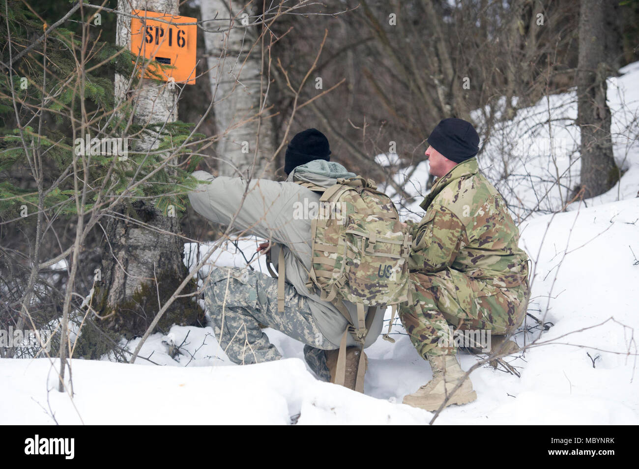 Fallschirmjäger in die 4 Infantry Brigade Combat Team (Airborne), 25 Infanterie Division, U.S. Army Alaska zugeordnet, führen ein Land navigation Kurs auf gemeinsamer Basis Elmendorf-Richardson, Alaska, 4. April 2018. Die Soldaten ihre Fähigkeiten Kurse mit einem lensatic Kompass, Winkelmesser zu plotten, und ein Maßstab 1:25.000 Karte, zu navigieren und Punkte unter Verwendung der bereitgestellten grid Koordinaten suchen innerhalb einer vorgegebenen Zeit. Stockfoto