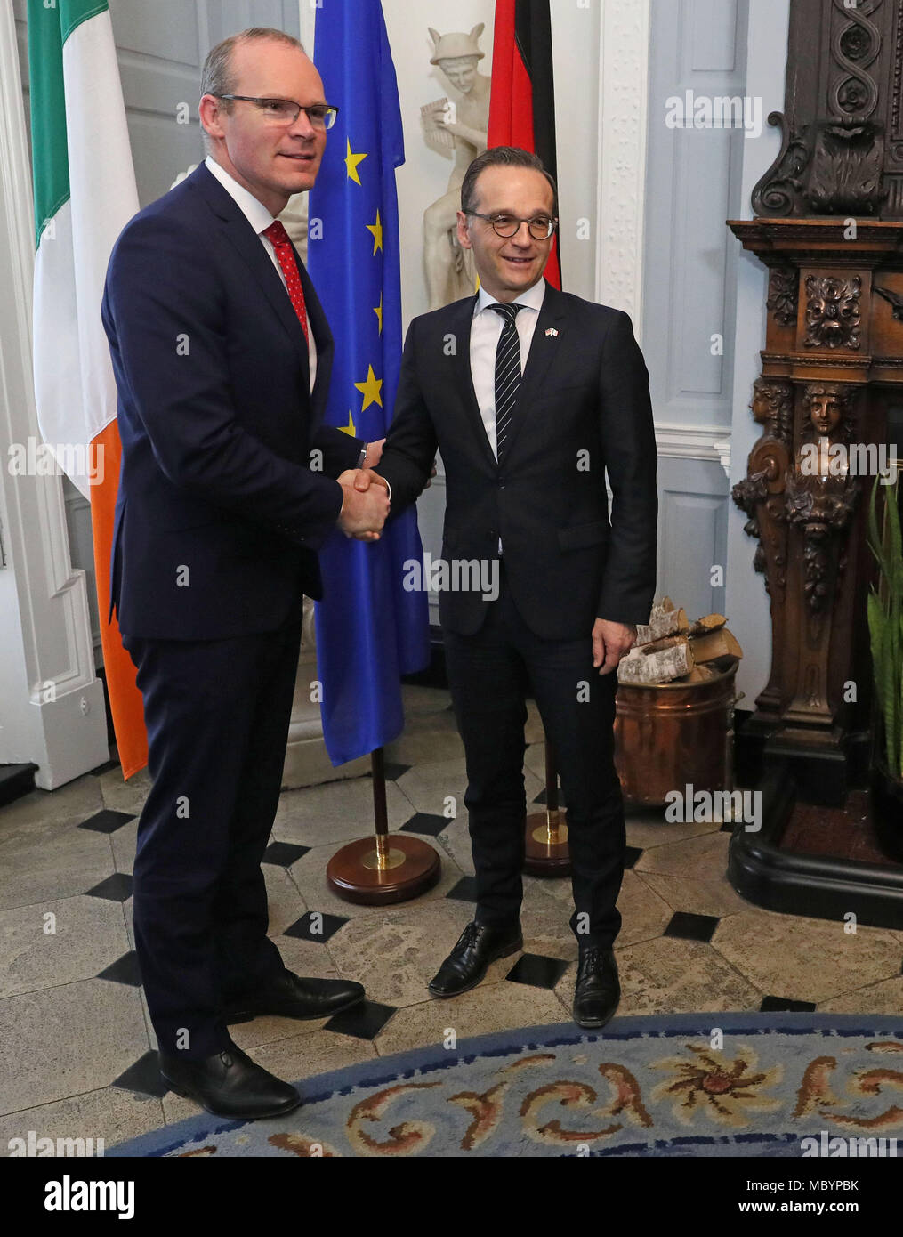 Simon Coveney, Irlands T‡naiste (stellvertretender Premierminister) und Minister für auswärtige Angelegenheiten und Handel (links) mit Heiko Maas, dem deutschen Außenminister, vor den offiziellen Gesprächen im Iveagh House in Dublin. Stockfoto