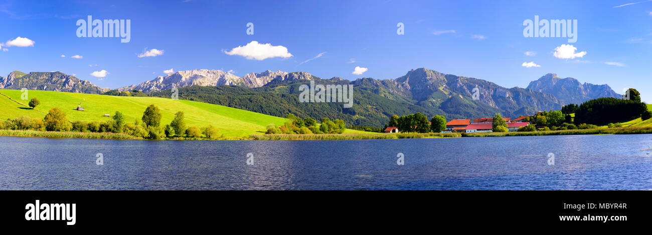 Panoramablick auf die Landschaft in Bayern mit Alpen und den Forggensee Stockfoto