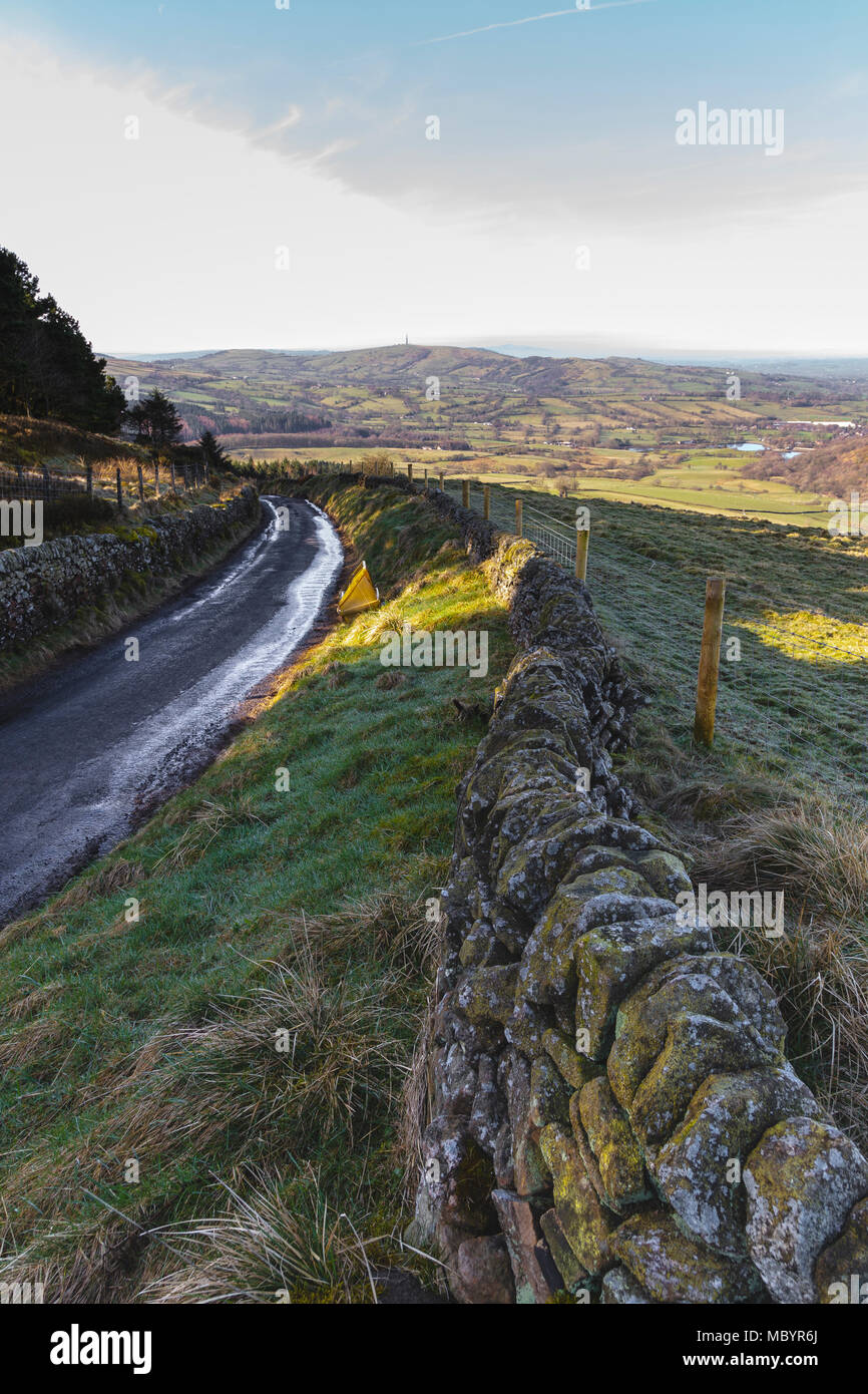 Auf der Suche nach unten gehackt Weg Lane am Rande von Macclesfield Wald auf einem hellen und sonnigen April Morgen. Im Hintergrund ist Sutton Common Stockfoto