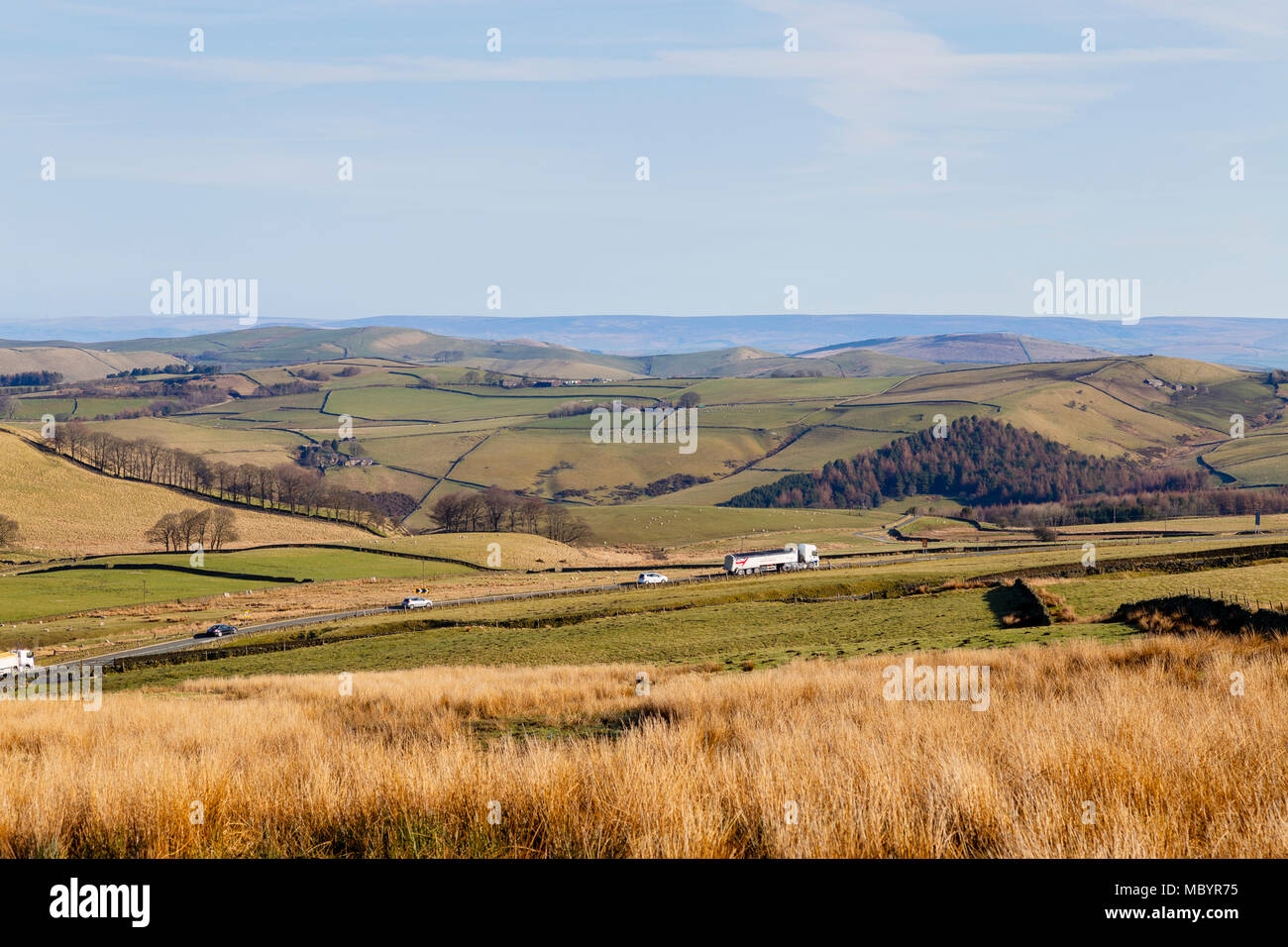 Auf der Suche nach Norden von einem Aussichtspunkt in der Nähe der Oberseite von Macclesfield Wald auf einem hellen und sonnigen April Morgen Stockfoto