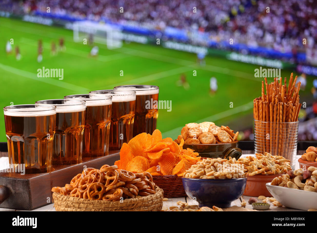 Bier und Imbiss auf Fußballspiel Feld aus tv Hintergrund Stockfoto