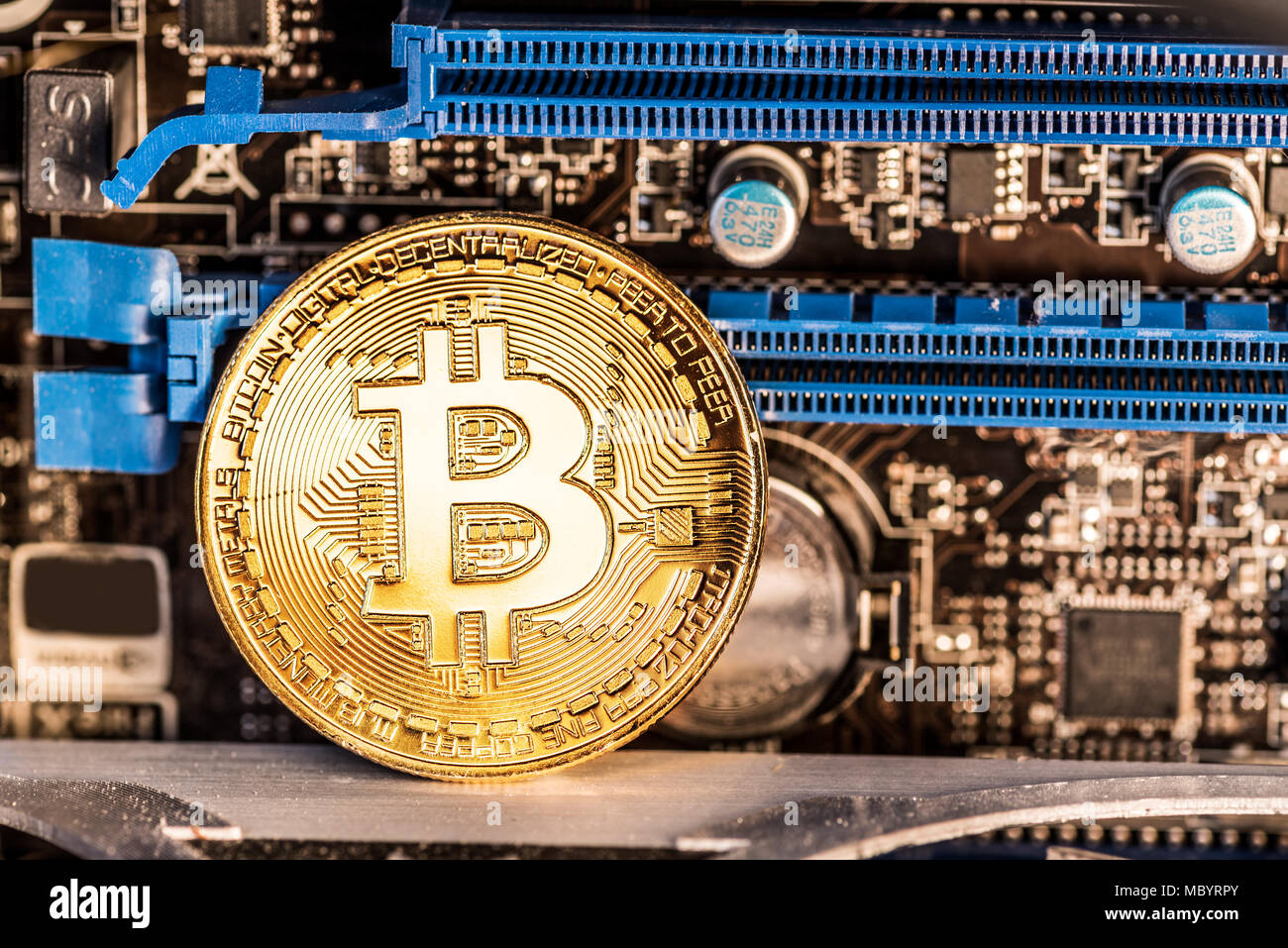 Glänzend physischen Bitcoins und Führung von Aufzeichnungen. Bergbau Farm. Stockfoto