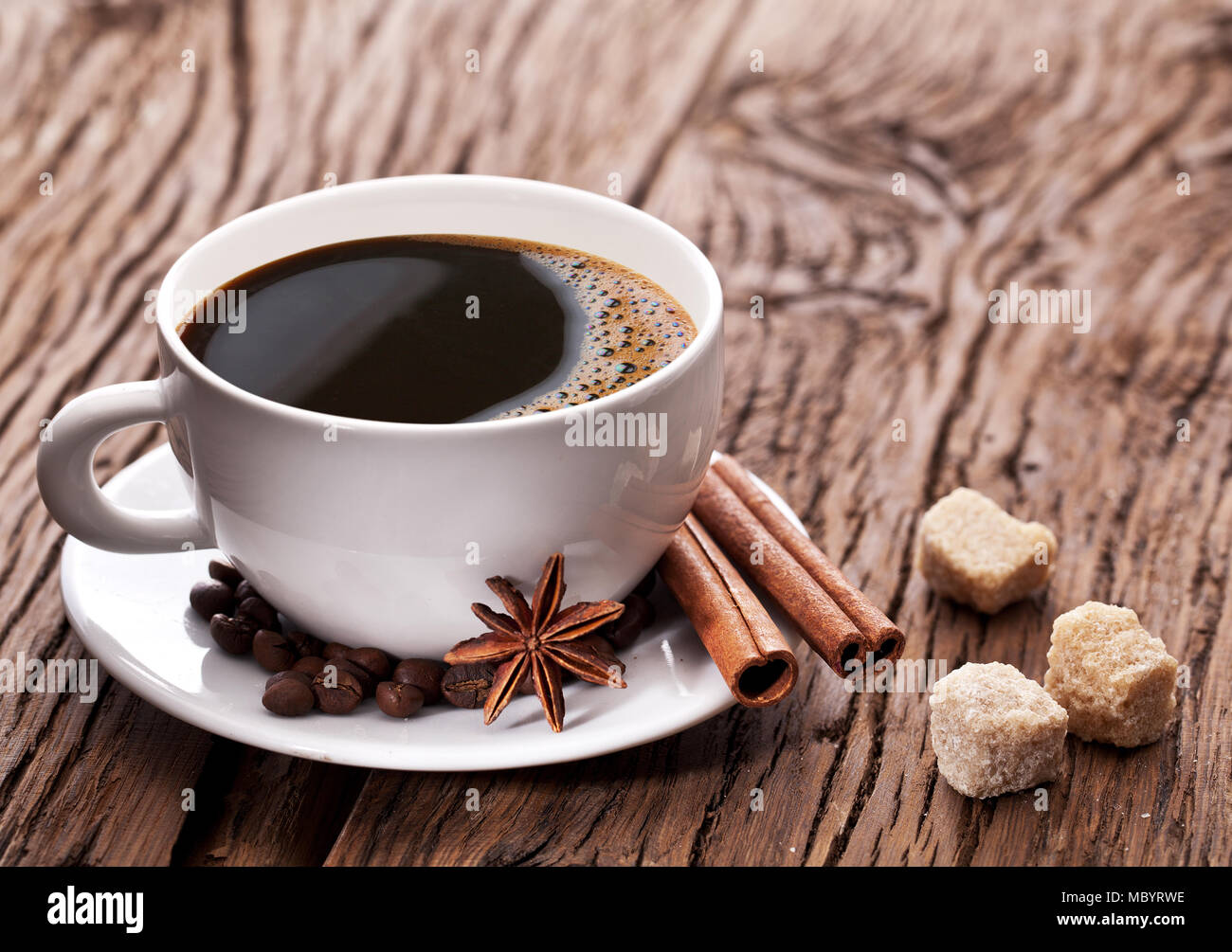 Tasse Kaffee, Kaffee Gewürze in der Nähe der Schale. Close-up. Stockfoto