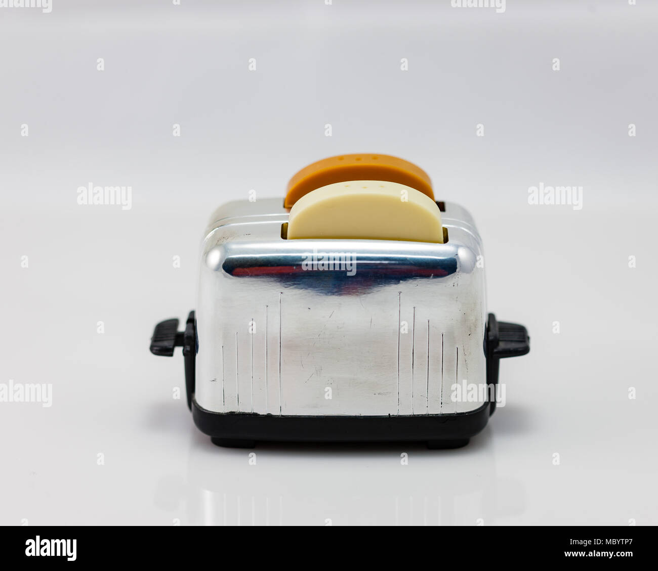 Ein Toaster Salz und peper Shaker mit Brot Stockfoto