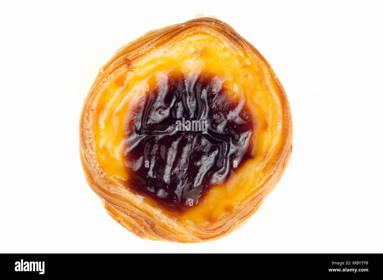 Blick von oben auf die pasteis de Nata, typisch portugiesischen ei Torte Gebäck auf weißem Hintergrund. Stockfoto