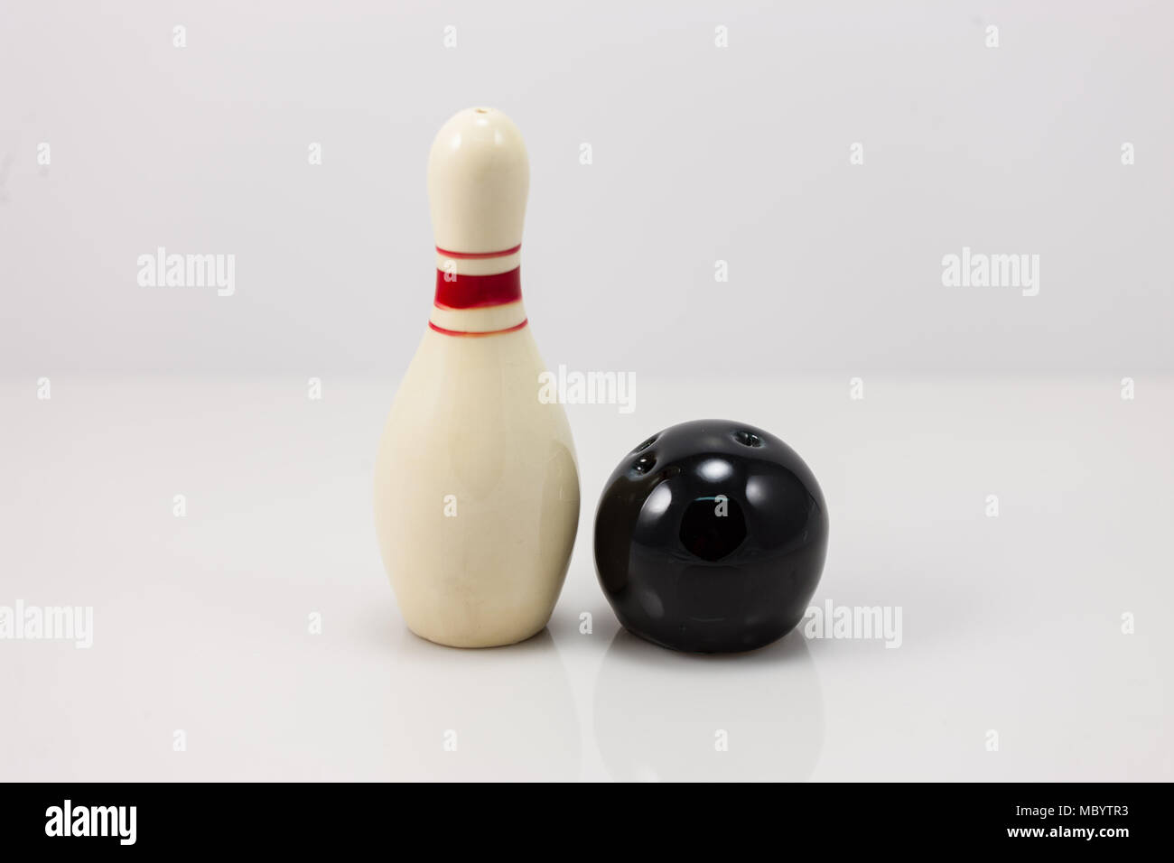 Bowling Pin und Kugel Salz- und Pfefferstreuer set Stockfoto