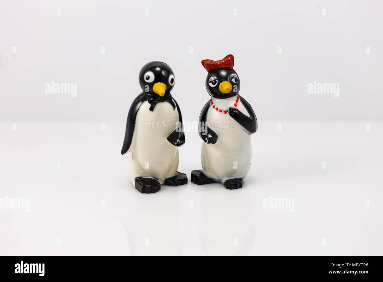 Willie und Millie pinguin Salz- und Pfefferstreuer set Stockfoto