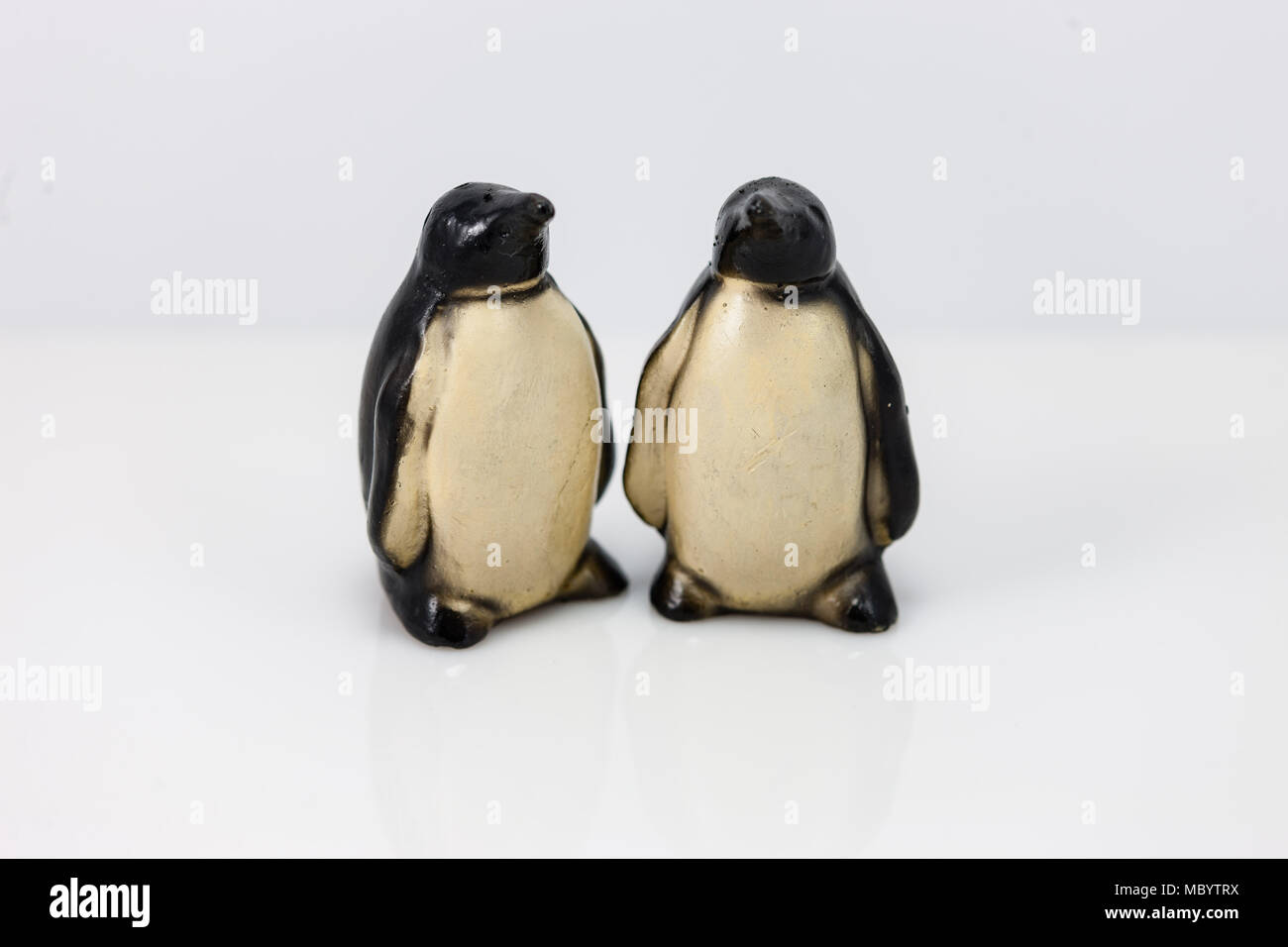 Eyeless pinguin Salz- und Pfefferstreuer set Stockfoto