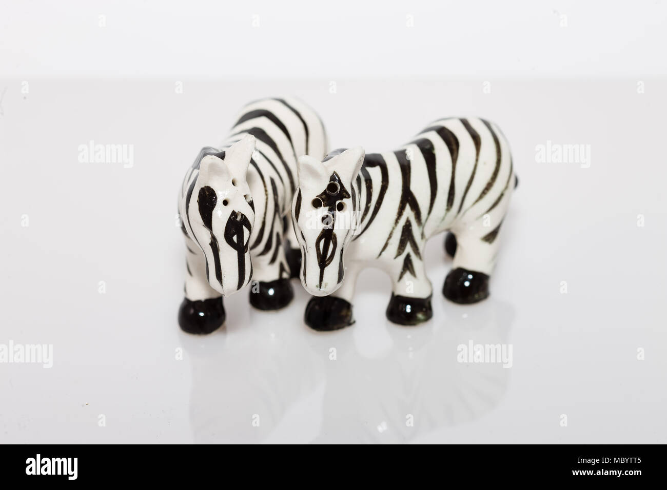 Salz- und Pfefferstreuer in einem Zebra Form gesetzt Stockfoto