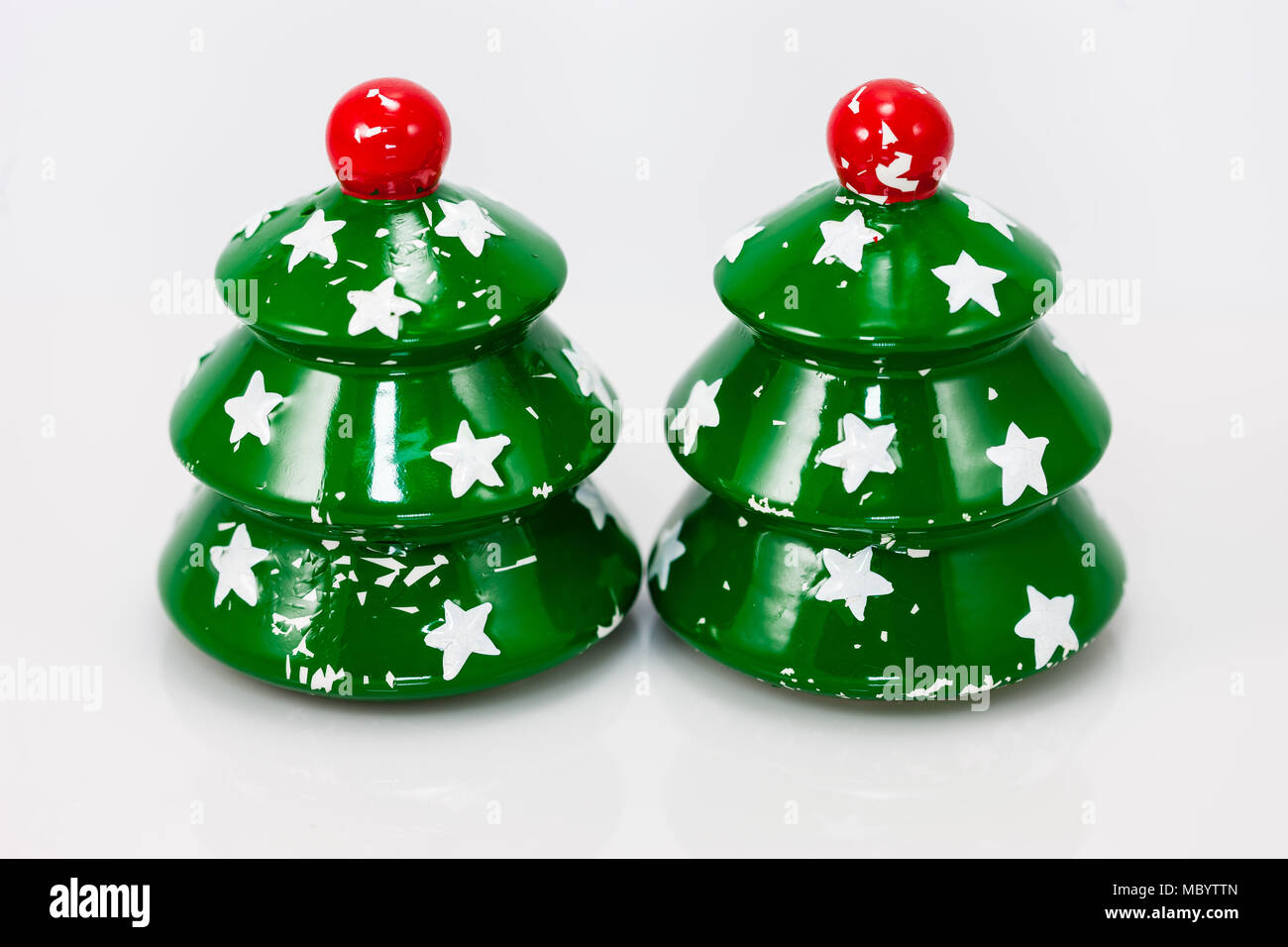 Keramik Weihnachtsbaum geformten Salz- und Pfefferstreuer Stockfoto