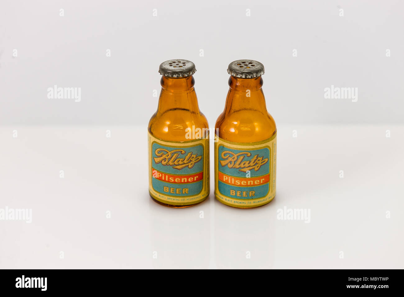 Glas Flasche geformten Salz- und Pfefferstreuer Stockfoto