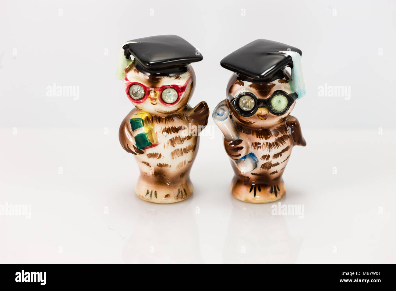 Zwei owl-Absolventen Salz- und Pfefferstreuer set Stockfoto
