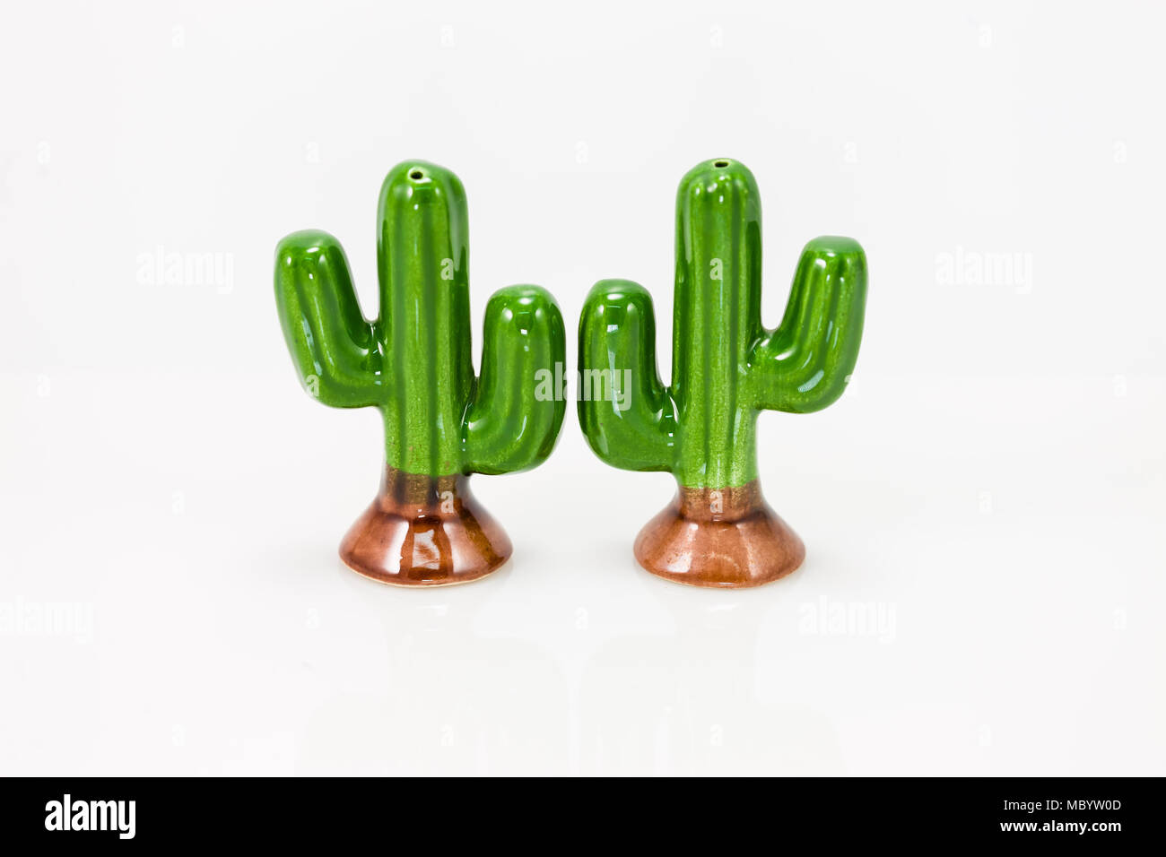 Keramik Saguaro Kaktus Verkauf und Pfefferstreuer set Stockfoto
