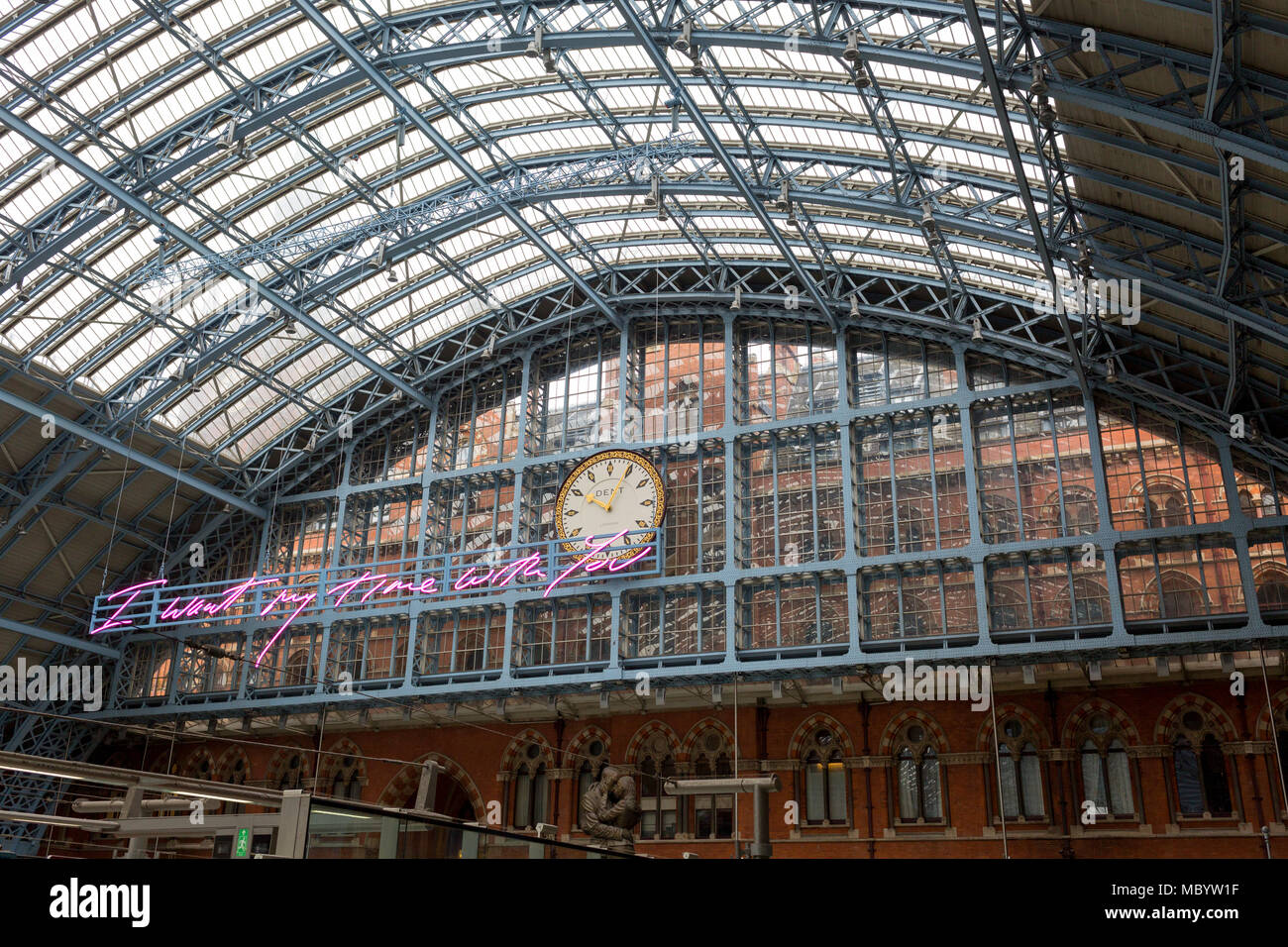 Das neue Kunstwerk mit dem Titel "Ich möchte meine Zeit mit Ihnen" durch Britische (Britpop) Künstler Tracy Emin hängt über der Bahnhofshalle am St. Pancras Station, am 10. April 2018 in London, England. Das ist das sechste Jahr der Terrasse Kabel Kommission - und in der Feier des 150jährigen Jubiläums der St Pancras International und der 250. Jahrestag der Königlichen Akademie der Künste, von einem der Londoner Mainline Station, die Londoner Hub für Eurostar - der 20 Meter lange Gruß Pendler liest "Ich möchte meine Zeit mit Ihnen" und Emin denkt, dass sie mit dem Zug anreisen und von einem Geliebten traf, als sie ihre Arme um die put Stockfoto