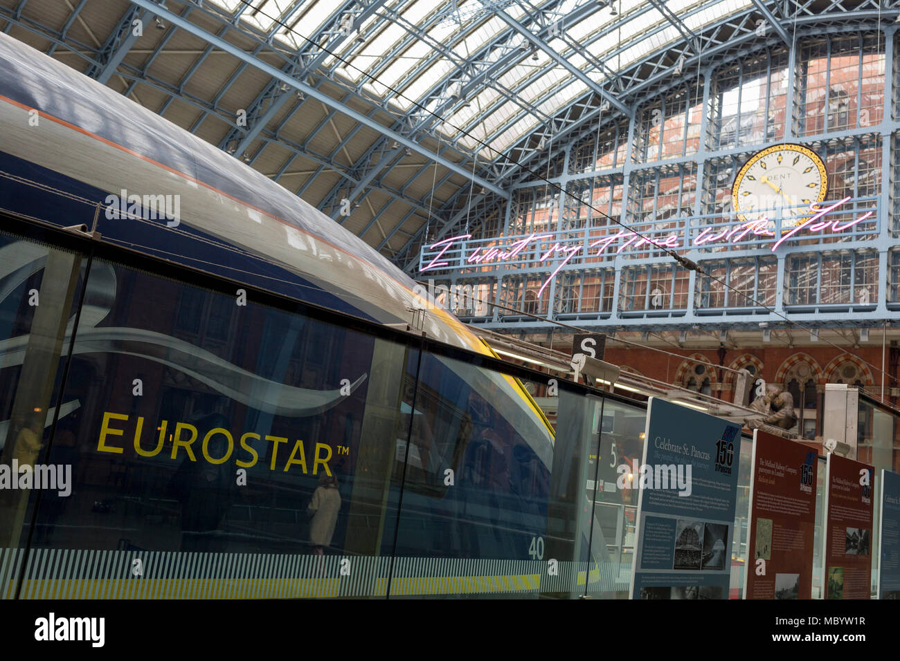 Ein Eurostar Bahnhof und das neue Kunstwerk mit dem Titel "Ich möchte meine Zeit mit Ihnen" durch Britische (Britpop) Künstler Tracy Emin hängt über der Bahnhofshalle am St. Pancras Station, am 10. April 2018 in London, England. Das ist das sechste Jahr der Terrasse Kabel Kommission - und in der Feier des 150jährigen Jubiläums der St Pancras International und der 250. Jahrestag der Königlichen Akademie der Künste, von einem der Londoner Mainline Station, die Londoner Hub für Eurostar - der 20 Meter lange Gruß Pendler liest "Ich möchte meine Zeit mit Ihnen" und Emin denkt, dass sie mit dem Zug anreisen und sich von einem Liebhaber, da sie setzen Stockfoto