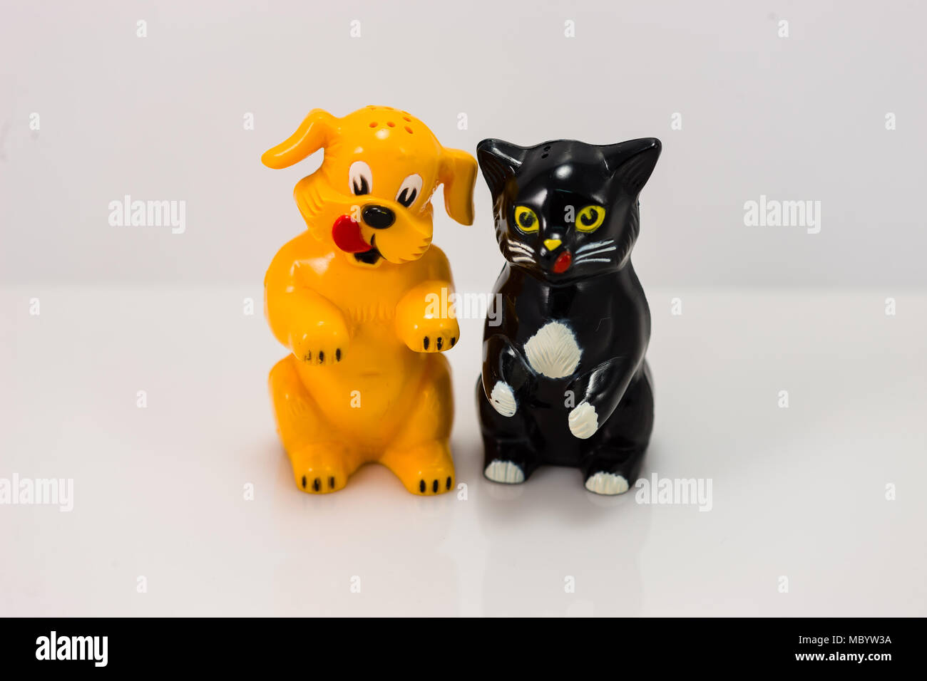 Kunststoff Hund und Katze Salz- und Pfefferstreuer set Stockfoto
