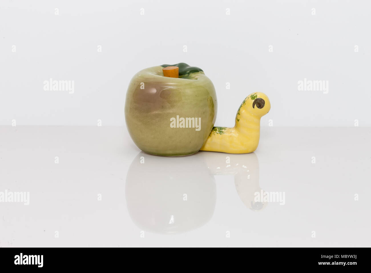 Apple und Wurm Salz- und Pfefferstreuer set Stockfoto
