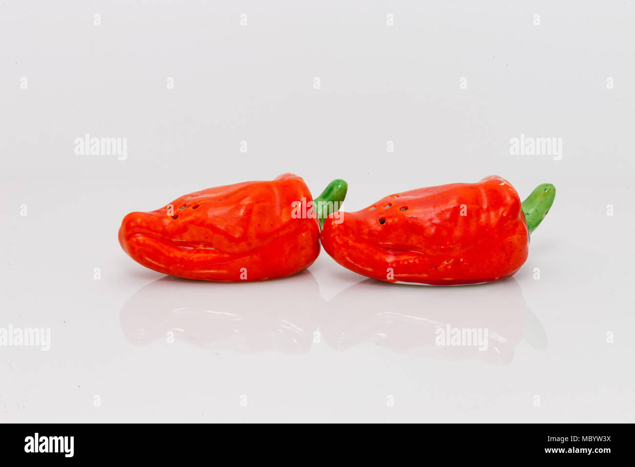 Rote Peperoni Salz- und Pfefferstreuer set Stockfoto