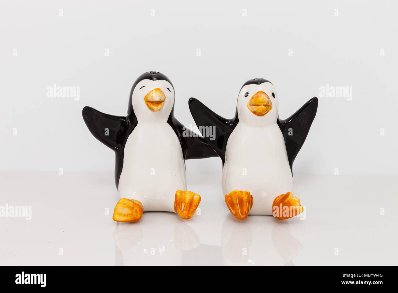 Die lachende Pinguine Salz- und Pfefferstreuer set Stockfoto