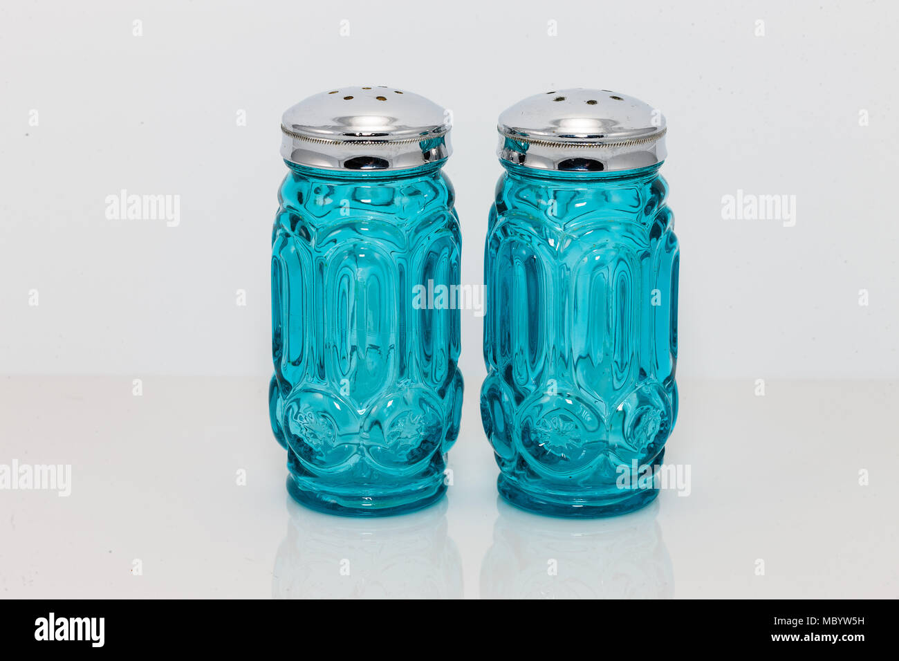 Blaues Glas und Silber überstieg Salz- und Pfefferstreuer set Stockfoto
