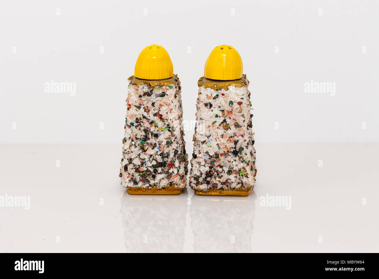 Eine gelbe gekrönt mit Stein bits Salz- und Pfefferstreuer beflockt Stockfoto