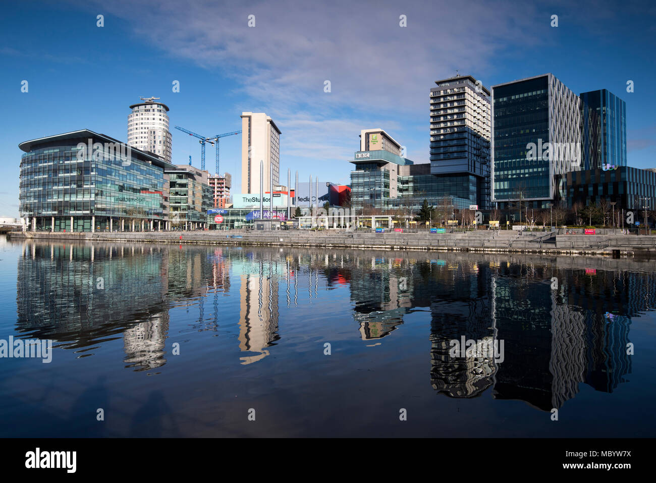 Am frühen Morgen Reflexion der Media City in Salford Quays, Manchester England England Stockfoto