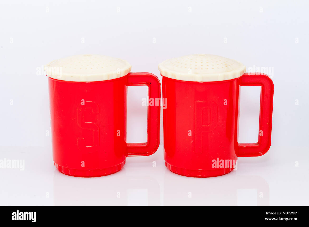 Eine rote Tasse mit Weiß top Salz- und Pfefferstreuer Stockfoto