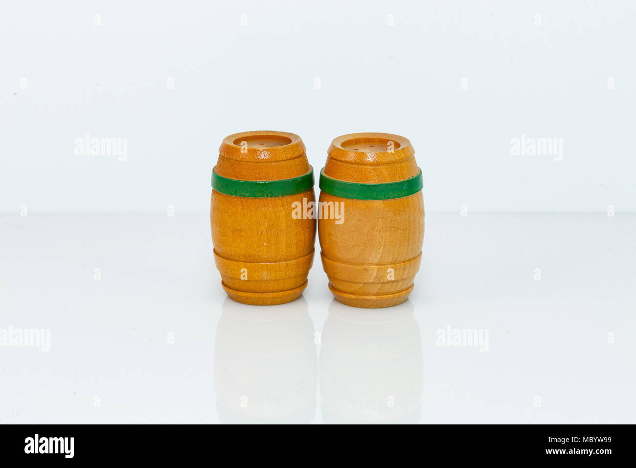 Holzfässer mit grüner Ring Salz- und Pfefferstreuer set Stockfoto