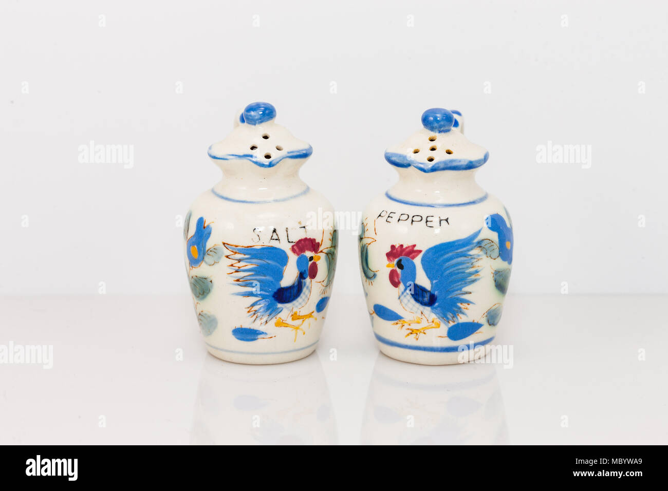 Weißer Keramik Krüge mit blauem Trimm Salz- und Pfefferstreuer set Stockfoto
