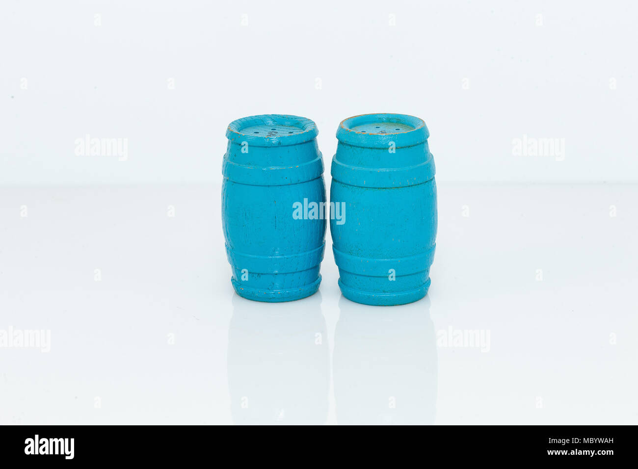 Blaue Fässer Salz- und Pfefferstreuer set Stockfoto