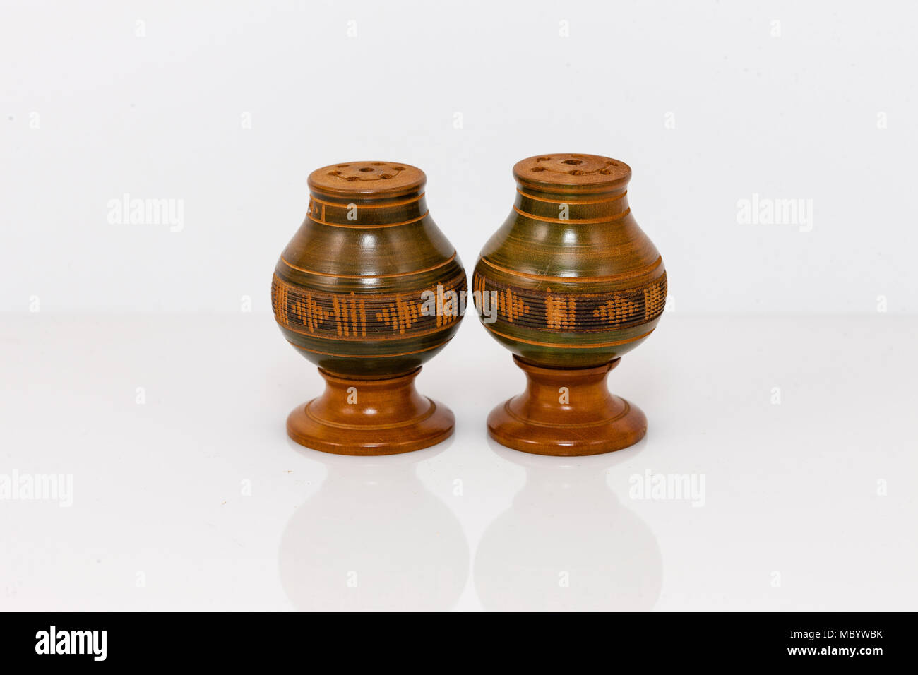 Grünlich Holz- Urn geformten Salz- und Pfefferstreuer set Stockfoto