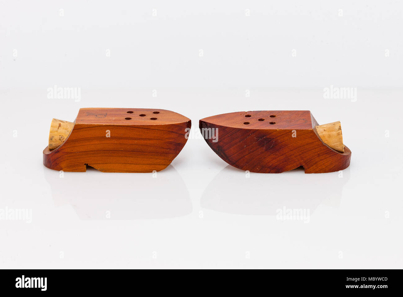 Holzschuh geformten Salz- und Pfefferstreuer set Stockfoto