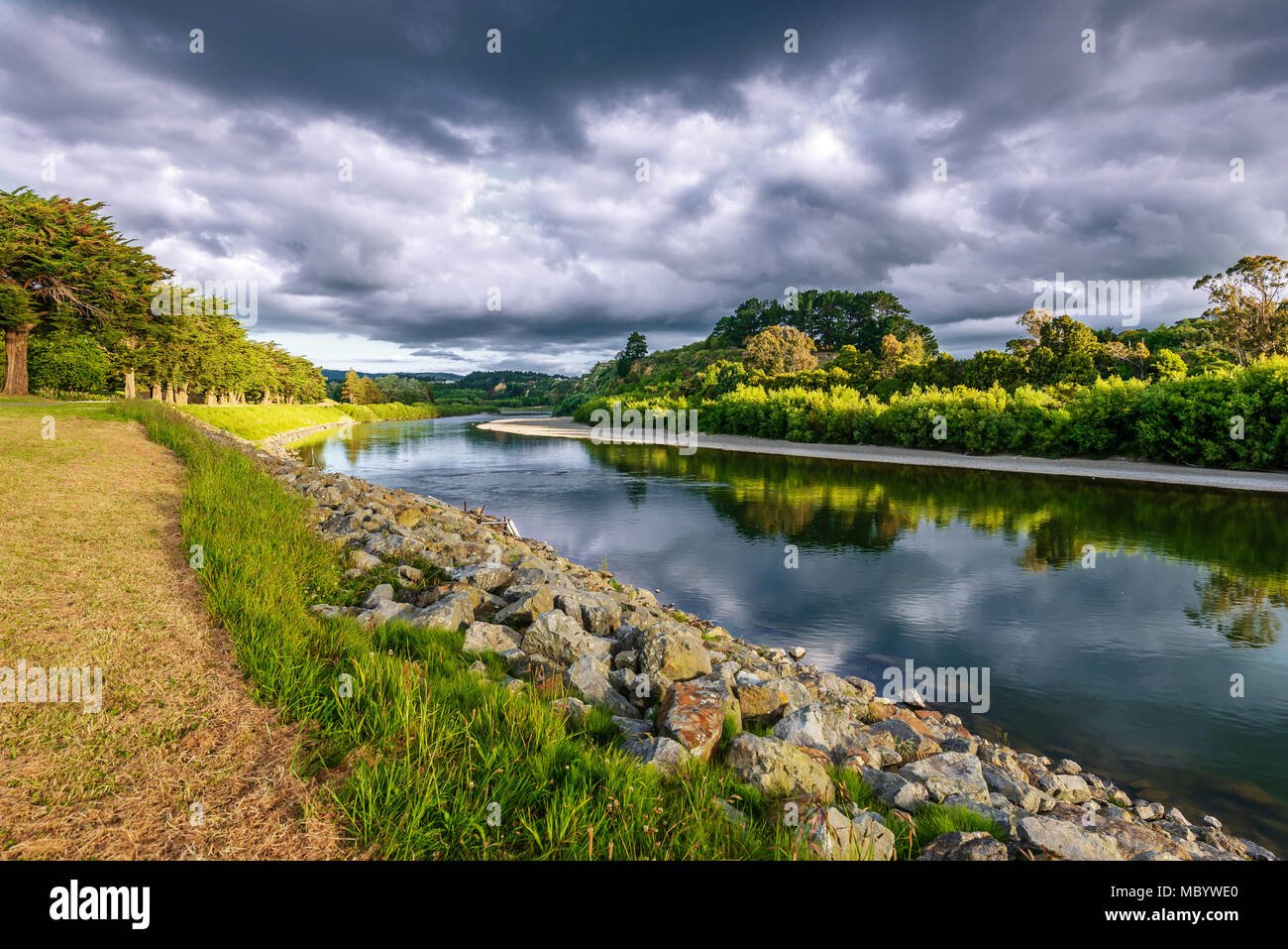 Am Ufer des Flusses Manawatu in Palmerston North Neuseeland unter dramatischen Himmel Stockfoto