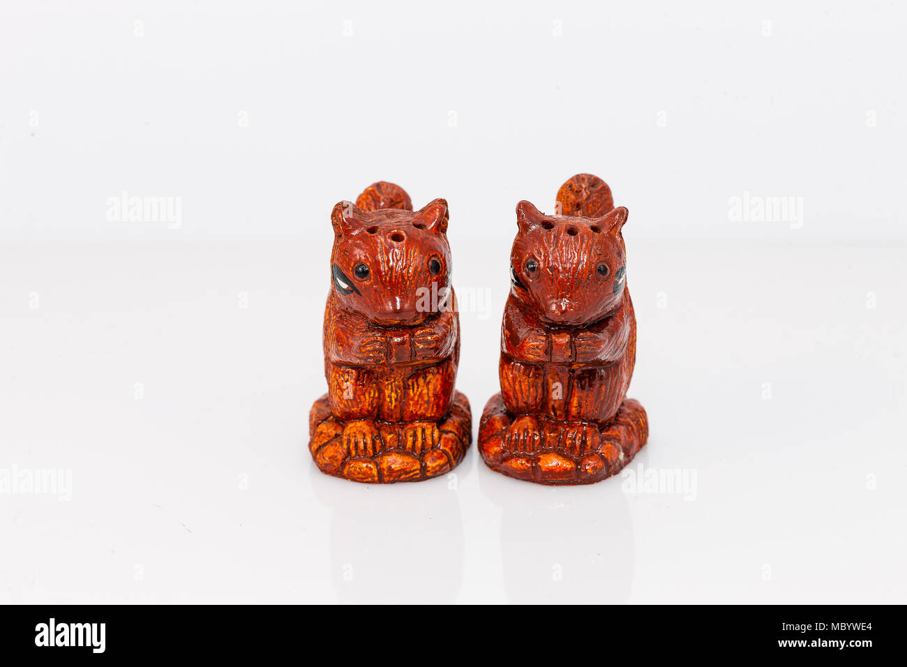 Rötlich Eichhörnchen geformten Salz- und Pfefferstreuer set Stockfoto