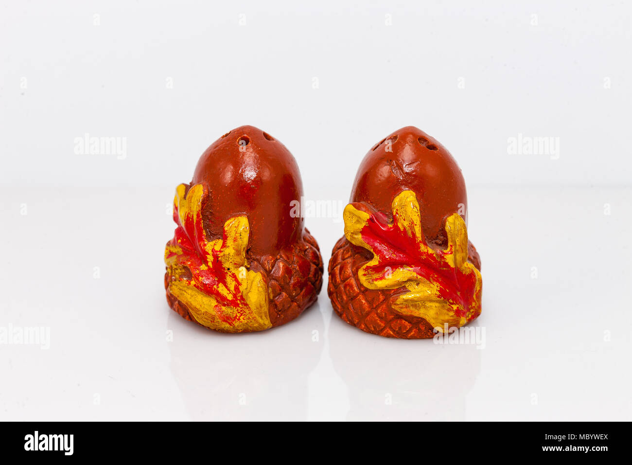 Keramik acorn geformten Salz- und Pfefferstreuer set Stockfoto