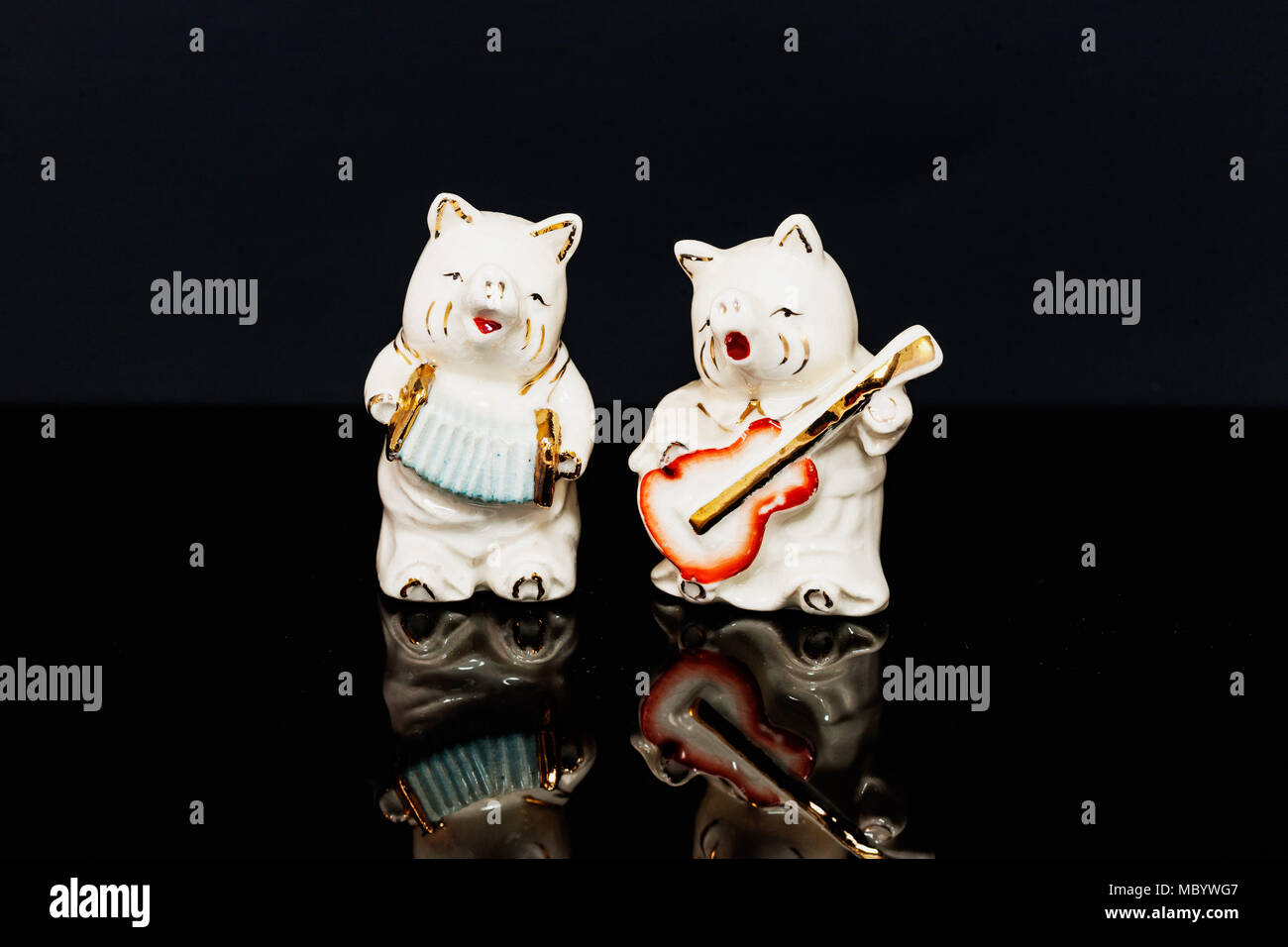 Keramik Schweine spielen Instrumente Salz- und Pfefferstreuer set Stockfoto