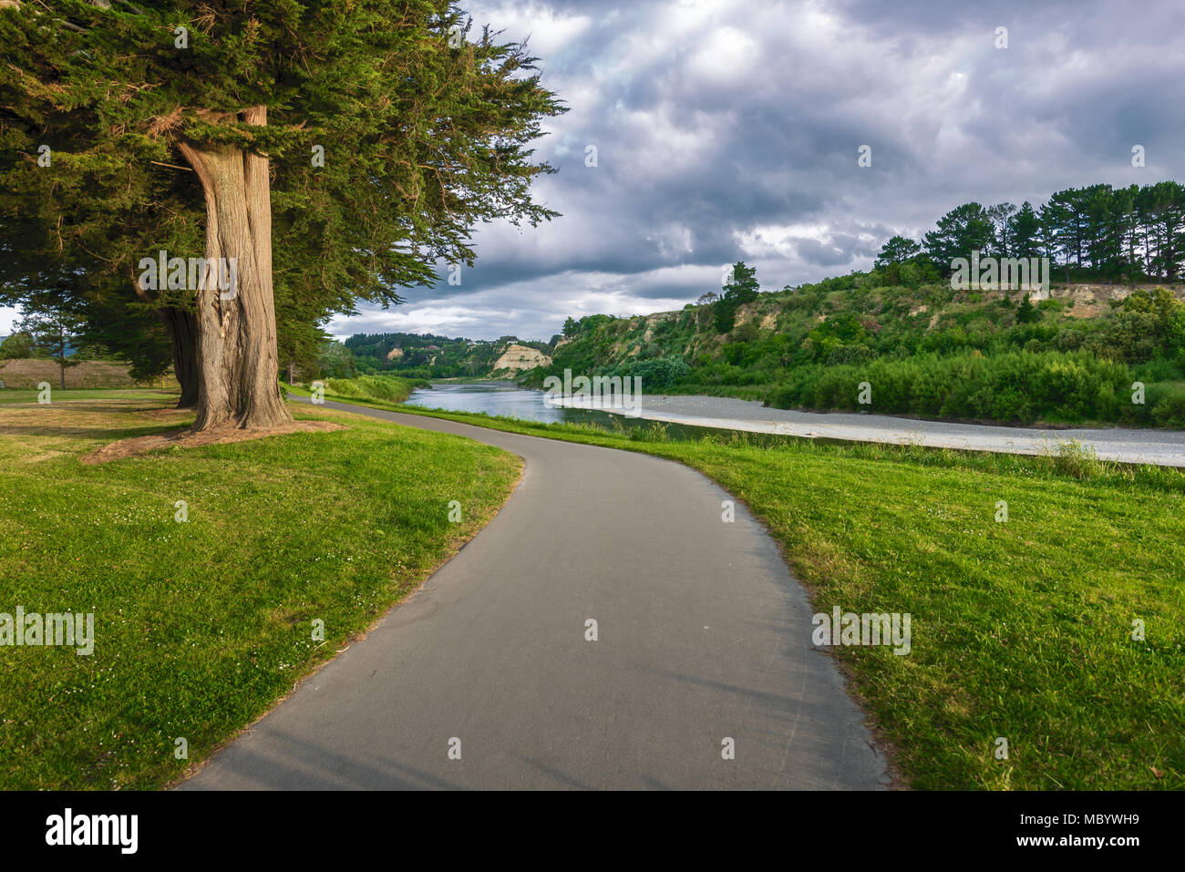 Gehweg entlang des Flusses Manawatu in Palmerston North im Abendlicht Stockfoto