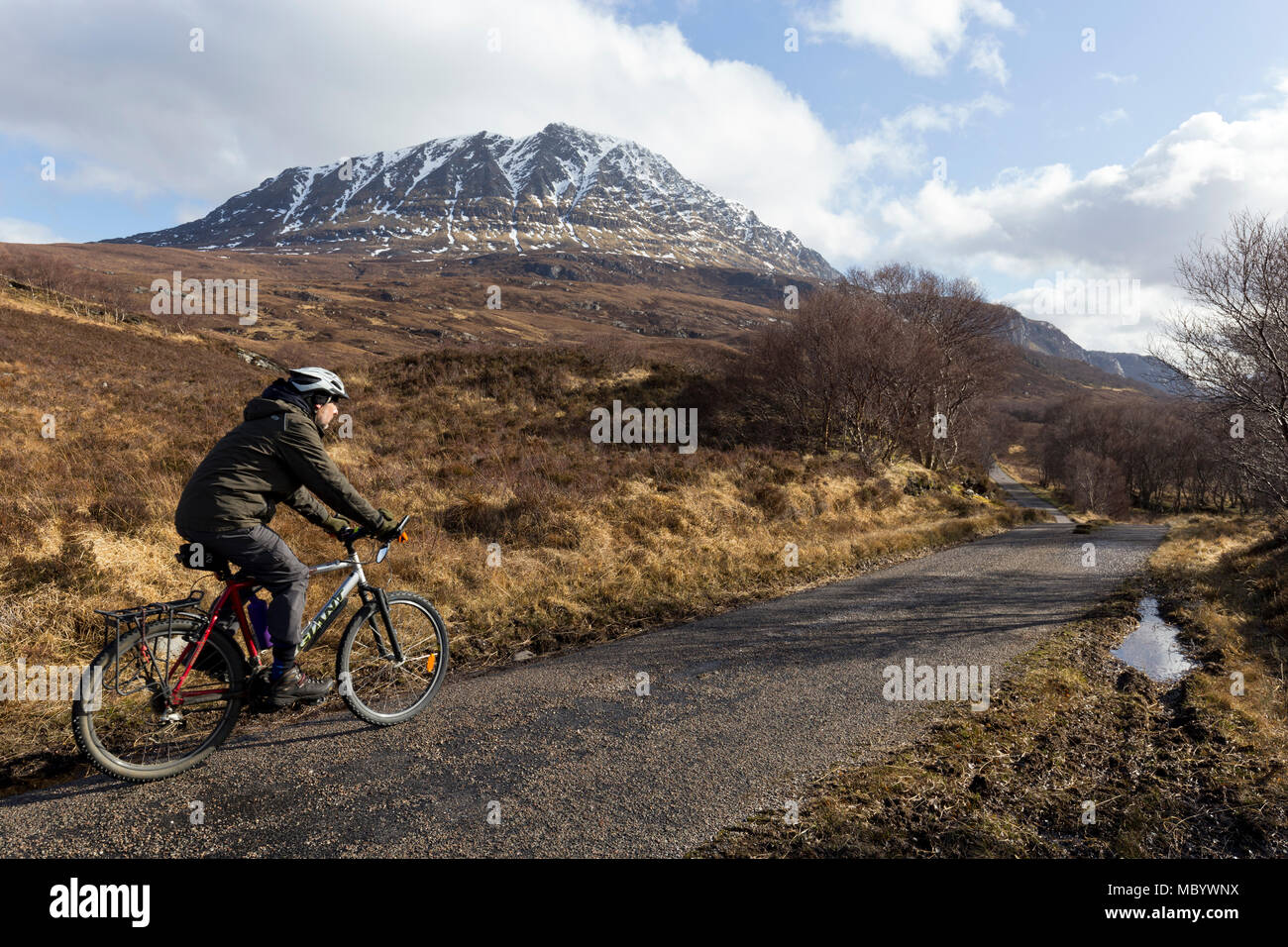 Radfahren auf Single Track Road neben Ben hoffen, Sutherland Stockfoto