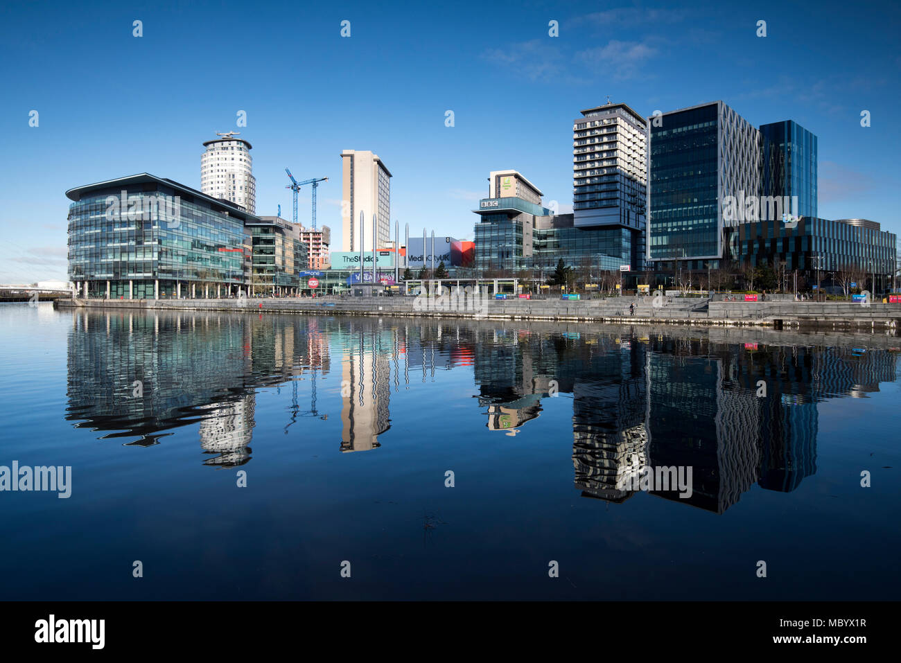 Am frühen Morgen Reflexion der Media City in Salford Quays, Manchester England England Stockfoto