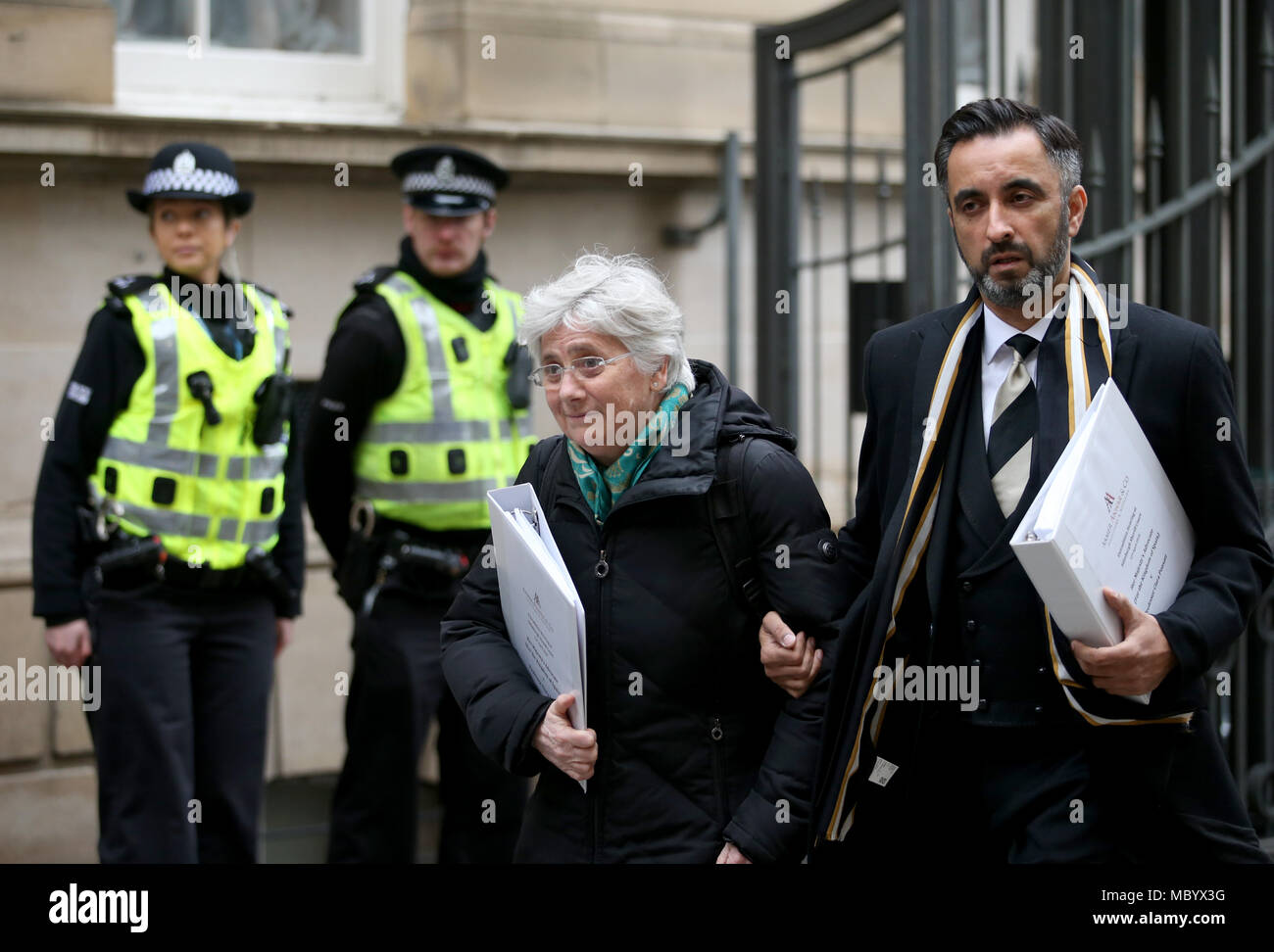 Ehemalige katalanische Minister Professor Clara Ponsati, die Auslieferung nach Spanien, kommt an Edinburgh Sheriff Court für eine Auslieferunghörfähigkeit mit Ihrem Anwalt Aamer Anwar. Stockfoto