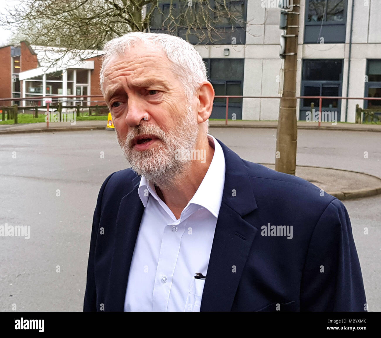 Der Führer der Jeremy Corbyn spricht zu den Medien außerhalb Littleover Community School in Derby, in dem er eine neue Richtlinie auf Bus Reisen für junge Leute ins Leben gerufen. Stockfoto