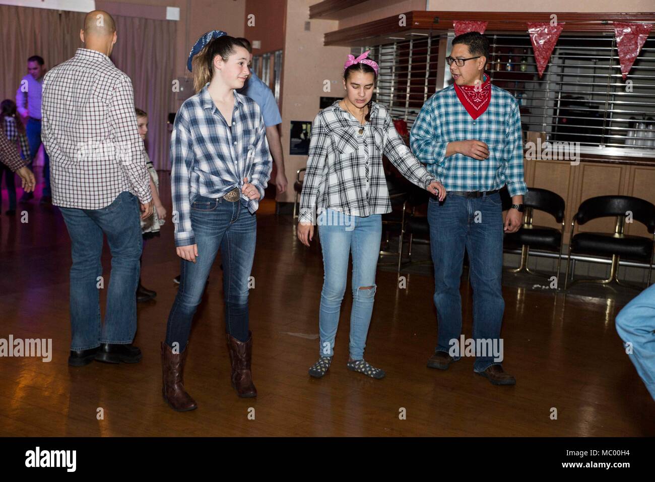 Service für Mitglieder und ihre Töchter nehmen an der Stiefel'n Belles Daddy-Daughter Dance an Marine Corps Air Station Iwakuni, Japan, Jan. 13, 2018. Väter und Töchter tanzten, machte Bilder, Spiele gespielt und gewonnen Gewinnspiel Wettbewerbe, wie sie die Nacht gemeinsam erstellt und Erinnerungen zusammen. (U.S. Marine Corps Foto von Cpl. Gabriela Garcia-Herrera) Stockfoto