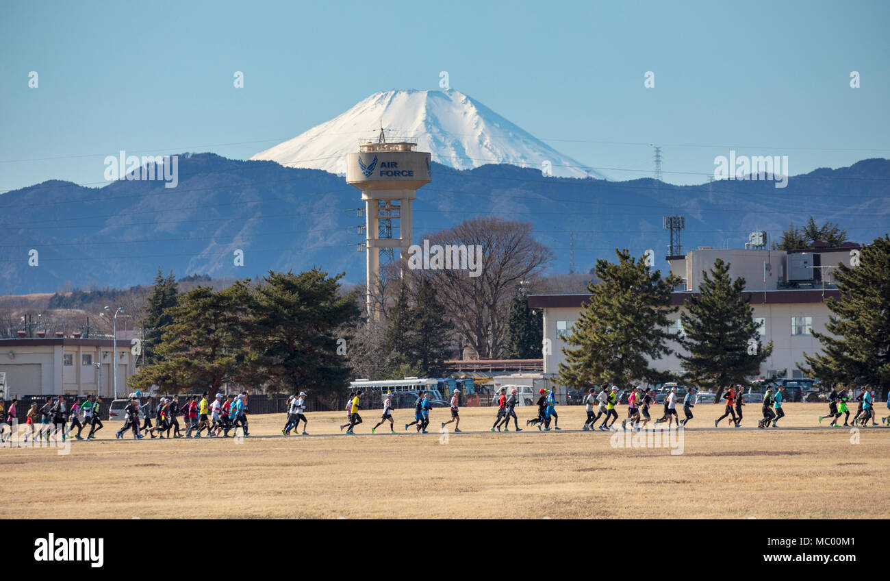 Konkurrenten um die yokota Air Base, Japan, 14.01.2018, während der 37. jährlichen Yokota Striders Erfrierungen Rennen. Team Yokota hosted über 12.000 Teilnehmer für die Veranstaltung. (U.S. Air Force Foto von Osakabe Yasuo) Stockfoto
