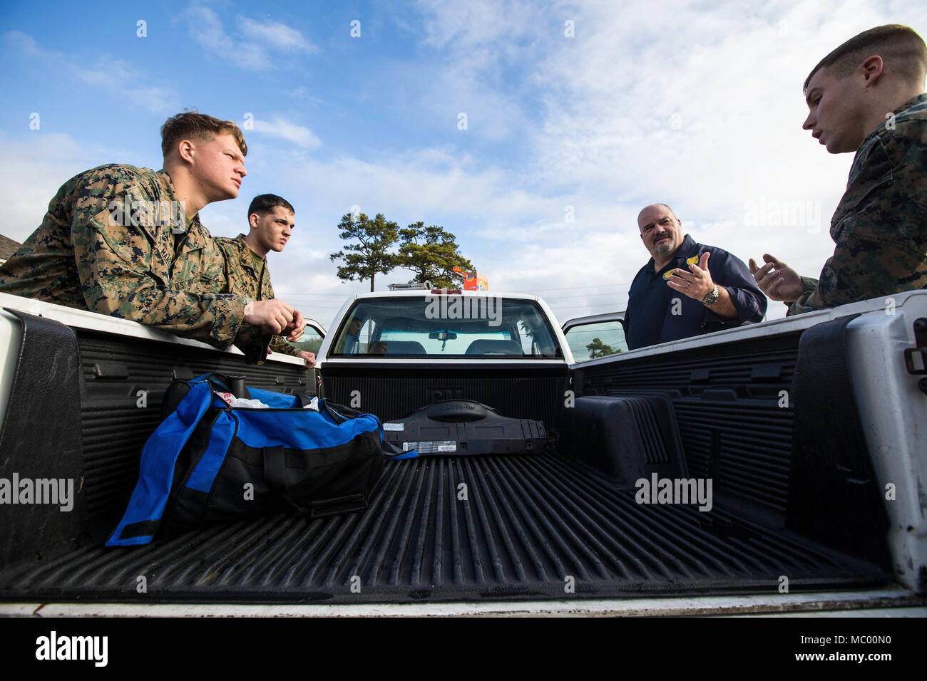 Us Marine Lance Cpl. Conor D. Scovill, Recht, ein rifleman mit Bataillon Landung Team, 2.BATAILLON, 6 Marine Regiment, 26 Marine Expeditionary Unit (MEU), sucht physikalisch Simulierter vermuten, während Fahrzeug - getragene Improvised Explosive Device (VBIED) Training im Camp Lejeune, N.C., Jan. 11, 2018. Der zweitägige Kurs wurde gehalten, Marines auf der ordnungsgemäßen Verfahren für die Prüfung von Fahrzeugen und Zivilisten für potenzielle Bedrohungen zu erziehen und ihnen auch die Möglichkeit Techniken zur Vorbereitung auf den bevorstehenden Einsatz zu üben. (U.S. Marine Corps Foto von Lance Cpl. Matally Tojyea G.) Stockfoto