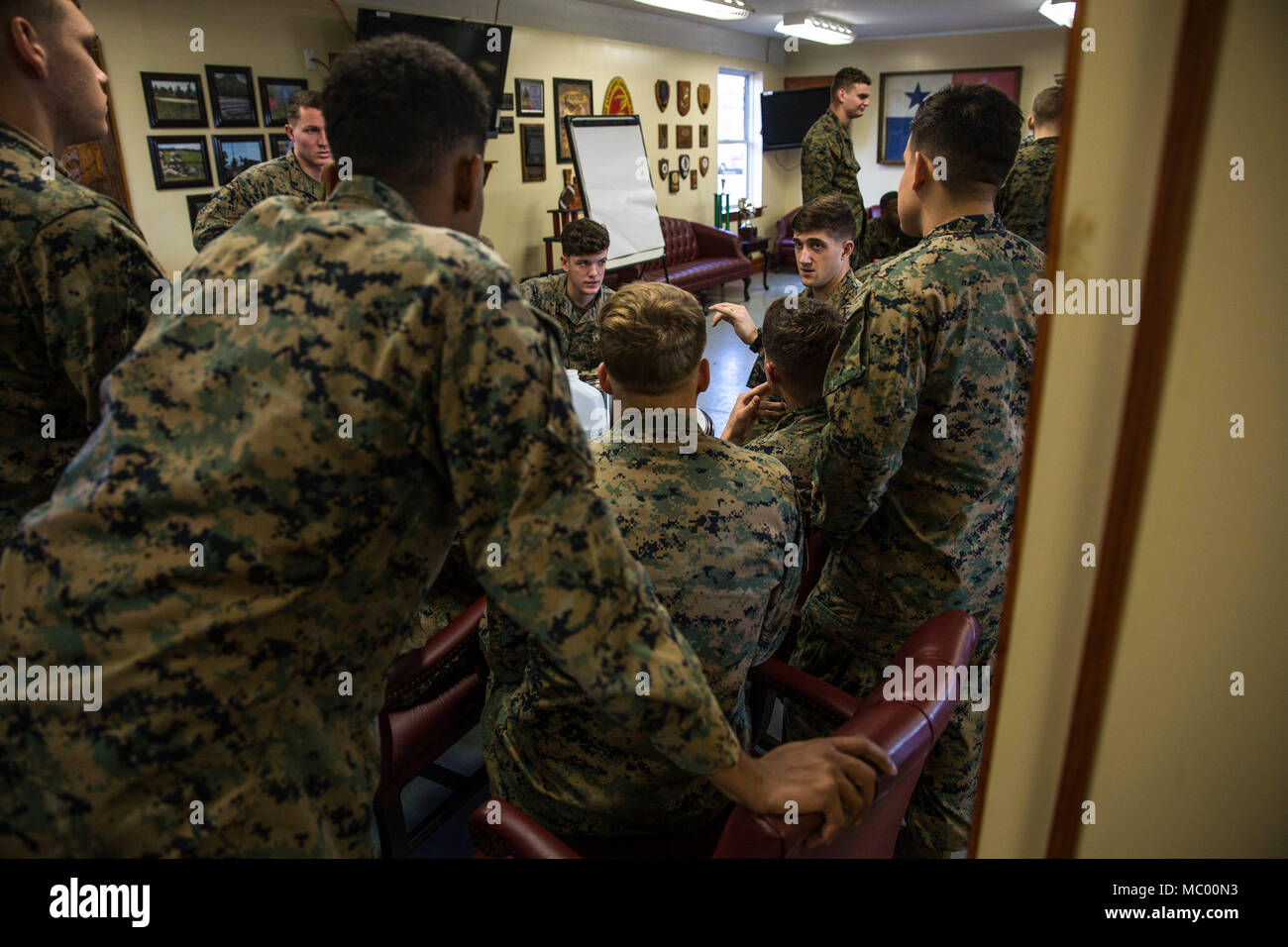 Us-Marines mit Bataillon Landung Team, 2.BATAILLON, 6 Marine Regiment, 26 Marine Expeditionary Unit (MEU), ihren Plan von Operationen besprechen Sie vor dem Starten des Fahrzeugs - getragene Improvised Explosive Device (VBIED) Training im Camp Lejeune, N.C., Jan. 11, 2018. Der zweitägige Kurs wurde gehalten, Marines auf der ordnungsgemäßen Verfahren für die Prüfung von Fahrzeugen und Zivilisten für potenzielle Bedrohungen zu erziehen und ihnen auch die Möglichkeit Techniken zur Vorbereitung auf den bevorstehenden Einsatz zu üben. (U.S. Marine Corps Foto von Lance Cpl. Matally Tojyea G.) Stockfoto