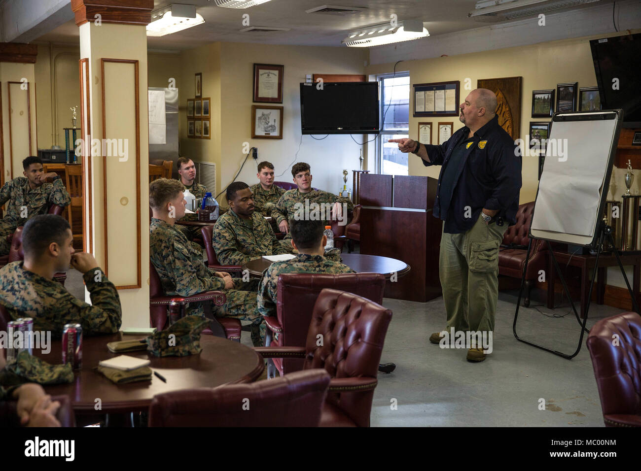 New York State Innere Sicherheit und Rettungsdienste Kommissar Roger L. Parrino, Sr., rechts, führt eine Klasse mit Bataillon Landung Team, 2.BATAILLON, 6 Marine Regiment, 26 Marine Expeditionary Unit (MEU), während das Fahrzeug - getragene Improvised Explosive Device (VBIED) Training im Camp Lejeune, N.C., Jan. 11, 2018. Der zweitägige Kurs wurde gehalten, Marines auf der ordnungsgemäßen Verfahren für die Prüfung von Fahrzeugen und Zivilisten für potenzielle Bedrohungen zu erziehen und ihnen auch die Möglichkeit Techniken zur Vorbereitung auf den bevorstehenden Einsatz zu üben. (U.S. Marine Corps Foto von Lance Cpl. T Stockfoto