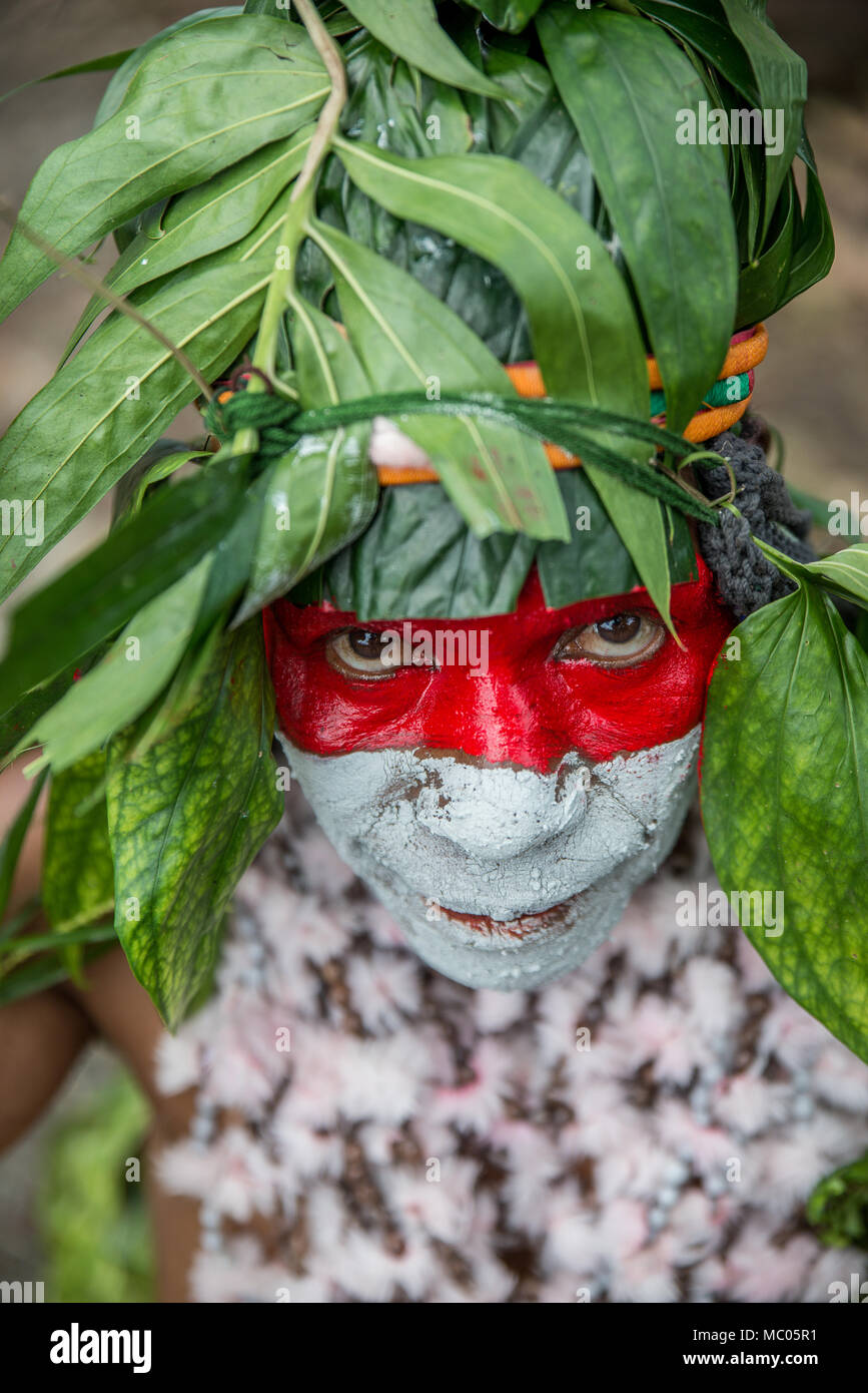 Porträt eines Schwarzen Mama kulturelle Gruppe Frau mit roten und weißen Gesicht malen, Mount Hagen Show, Papua-Neuguinea Stockfoto